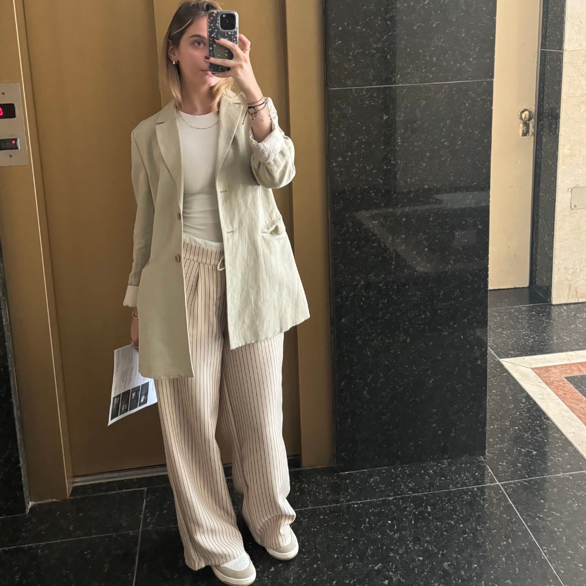 Formal VIII - Blazer overside con body blanco y pantalón rayado, todo siguiendo la gama de colores blanco - beige, con zapatillas para bajar la formalidad!