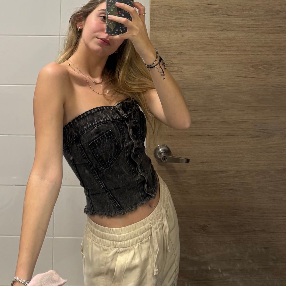 Urbano IV - Corset de jean negro desgastado con pantalón cremita tiro bajo con frunce en la cintura para ajustar. Tenía zapatillas blancas y beige, además de agregar un buzo negro!