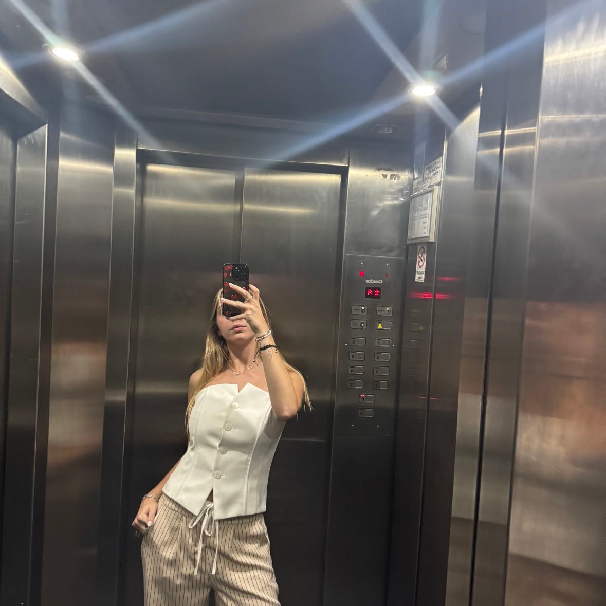 Formal Vol II - Corset blanco con pantalón beige y rayas oscuras con frunce ajustable en la cintura