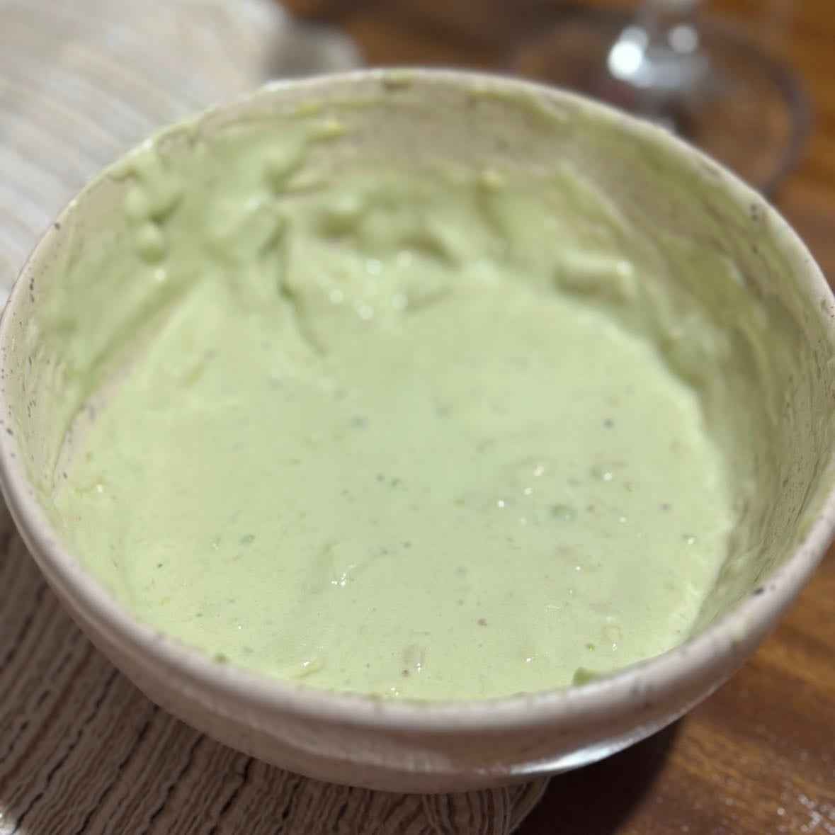 Salsa untable de palta - Una palta pisada, rayar medio ajo, queso crema, sal y pimienta! Para combinar con carnes o de entrada con tostaditas