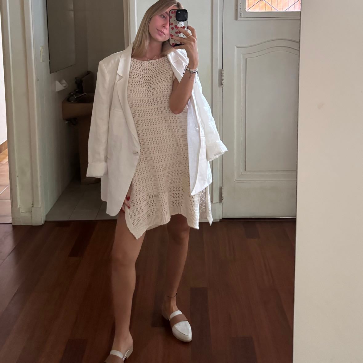 Descontracturado con toques elegantes Vol I - Vestido color beige clarito con transparencias, blazer blanco de lino y zapatos en punta siguiendo con los tono