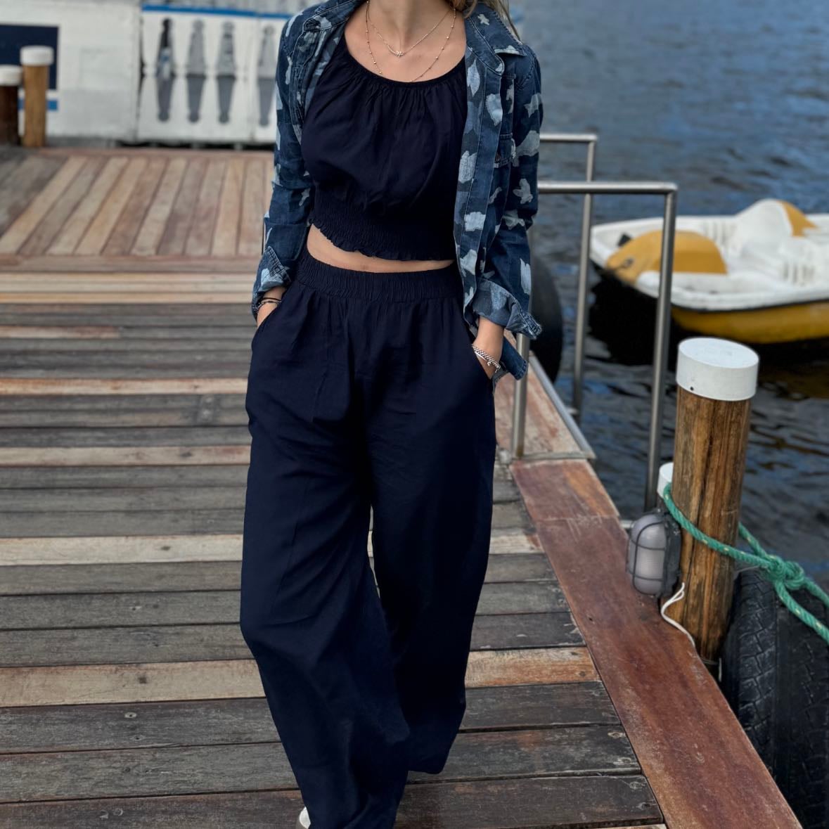 Descontracturado con toques elegantes Vol IV - Conjunto azul con camisa de jean estampado print y zapatillas. Súper cómodo pero arreglado!