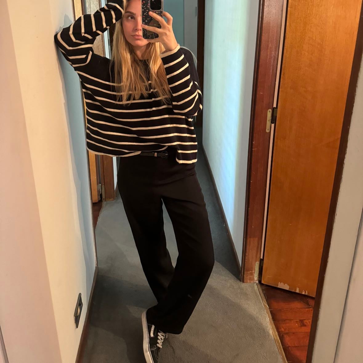 Formal Vol IX - Suéter rallado negro y beige con pantalón sastrero negro y cinturón con detalles en dorado, zapatillas negras vans botita