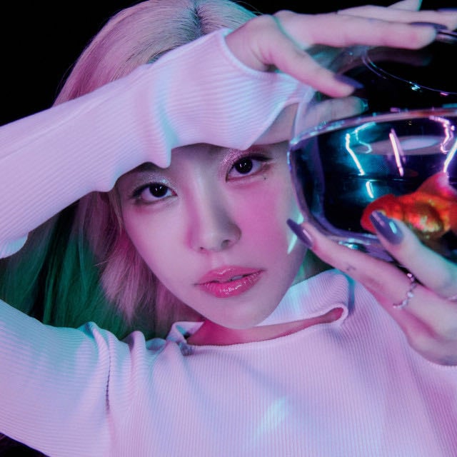 Whee In - Artist