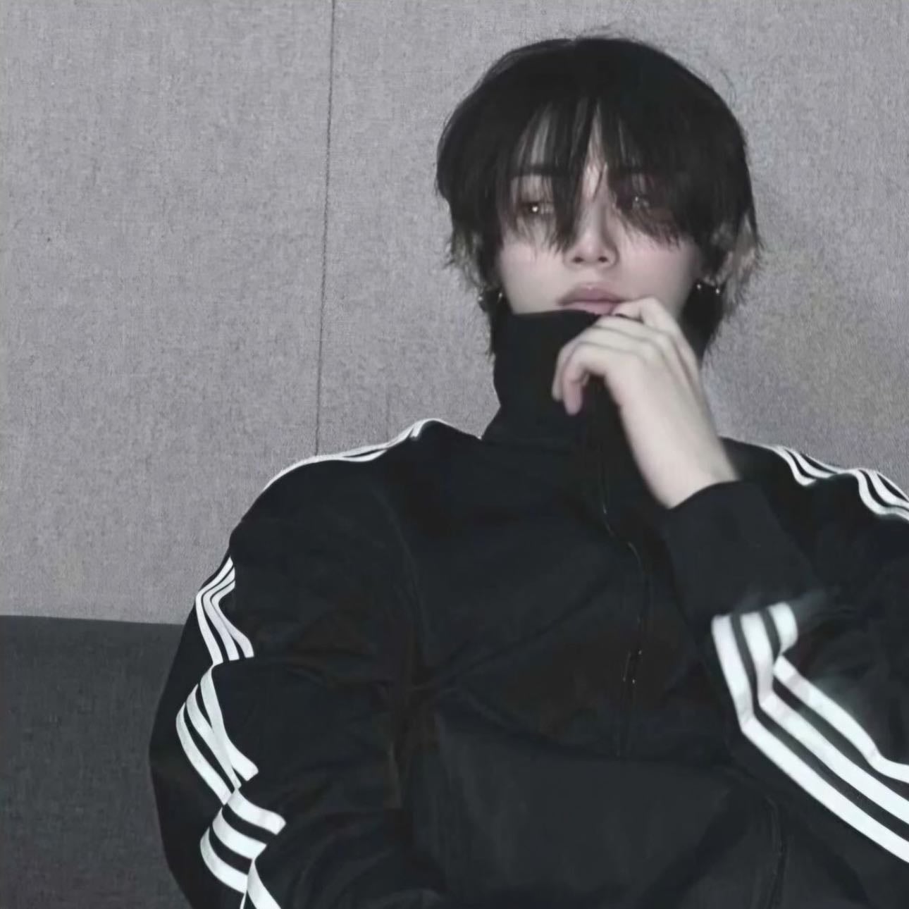 jealous | ddingdongz - "Han Dongmin detesta lo cariñoso que es Myung Jaehyun con todo el mundo, no lo entiende, le molesta, lo irrita, pero sobre todo lo enoja que le afecte tanto. Pero entonces ¿por qué su estómago parece estallar cada vez que es él, el foco de atención de myungjae? Que carajos, no debería sentirse así." "Myung Jaehyun no pretende ignorar al menor, tienen que solucionar sus diferencias, por el bien del grupo, ¿Verdad? No tiene nada que ver con que, quiera estar más cerca de él, el quiere estar cerca de todos, no es raro. Claro que no. Solo es la personalidad de Taesan la que lo pone nervioso, él es muy reservado, sólo eso." "Entonces, ¿por qué carajos de repente se están besando? No es así como deberían solucionar sus problemas, no deberían."