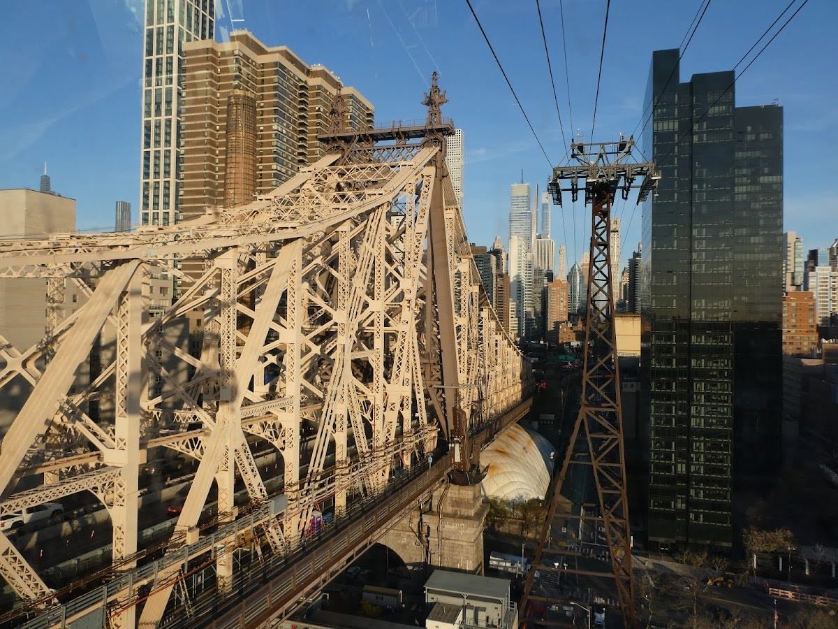 roosevelt island tramway - island station