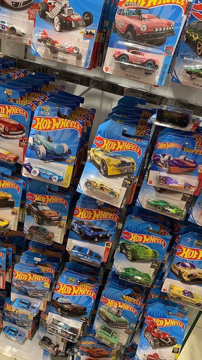 Hot wheels + tracks