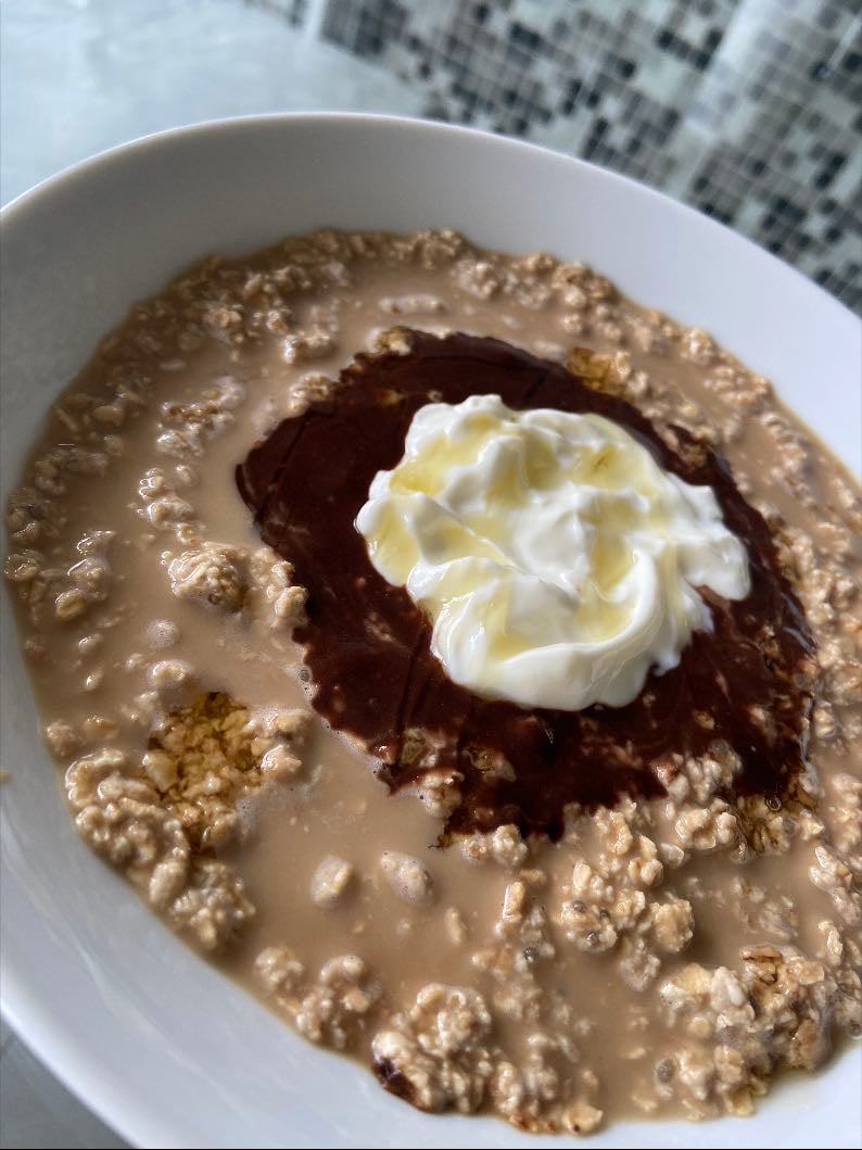 Avena con café + salsa de chocolate healthy - Para la avena: 1 taza de avena (puede ser instantánea), 1/2 taza de café de preferencia, 1/2 taza de leche de almendras, 1c de semillas de chía y miel. Lo dejas reposar al menos 4 hs en la heladera.
Para la salsa: 1c de pasta de maní, 1c de cacao amargo, un chorrito de leche de almendras.
Topping: Arriba de la mezcla de avena previa le ponemos la salsa de chocolate y yogurt arriba de eso.