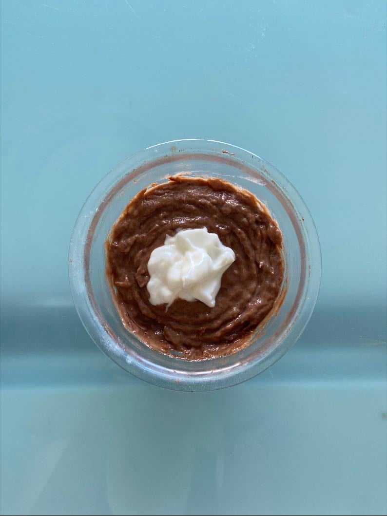 Postre de banana - Pisar 1 banana, agregar 1C de cacao amargo, 2C de yogurt griego y endulzante a gusto (De todas formas yo recomiendo no endulzarlo ya que la banana le aporte dulce y puede quedar demasiado empalagoso). Mezclar.
Topping: Más yogurt griego.