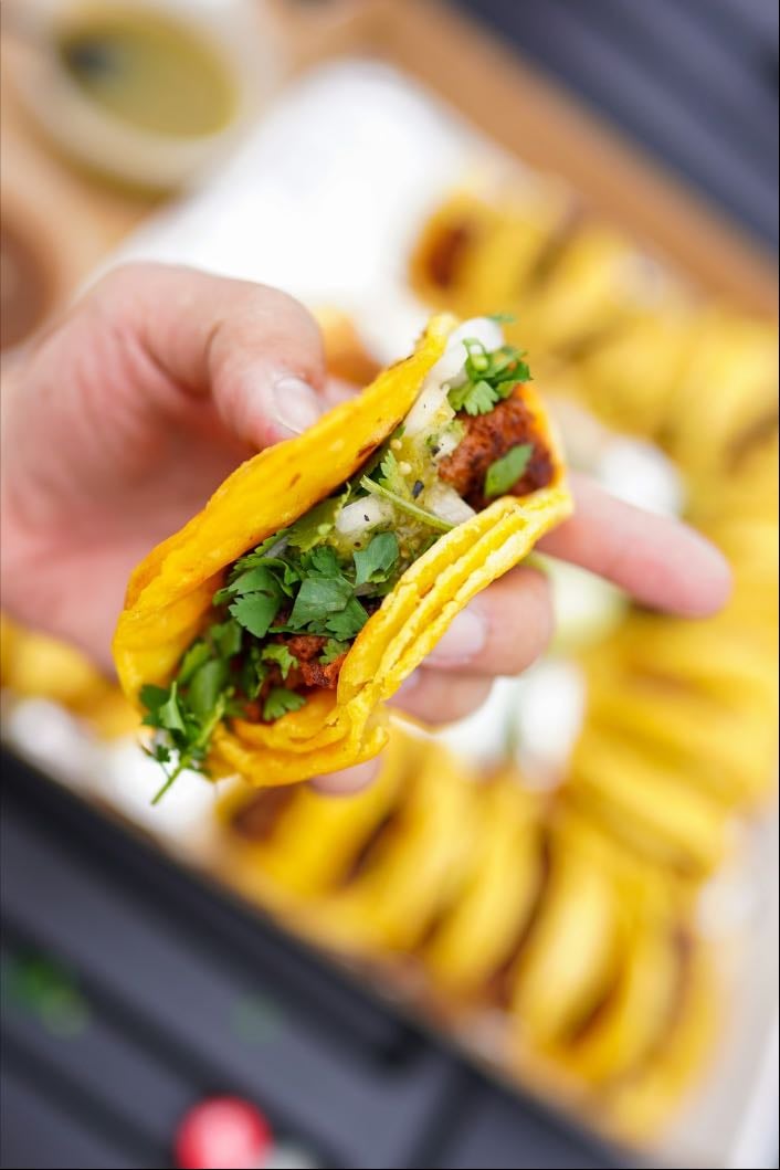 Tacos con guacamole - Para los tacos: Rapiditas, Carne o Pollo, Cebolla, Cebolla de verdeo, Morron rojo o verde.
(Cortar todo en cuadraditos y saltear).
Para el guacamole: Palta, Tomate, Cebolla y mucho limon y sal.