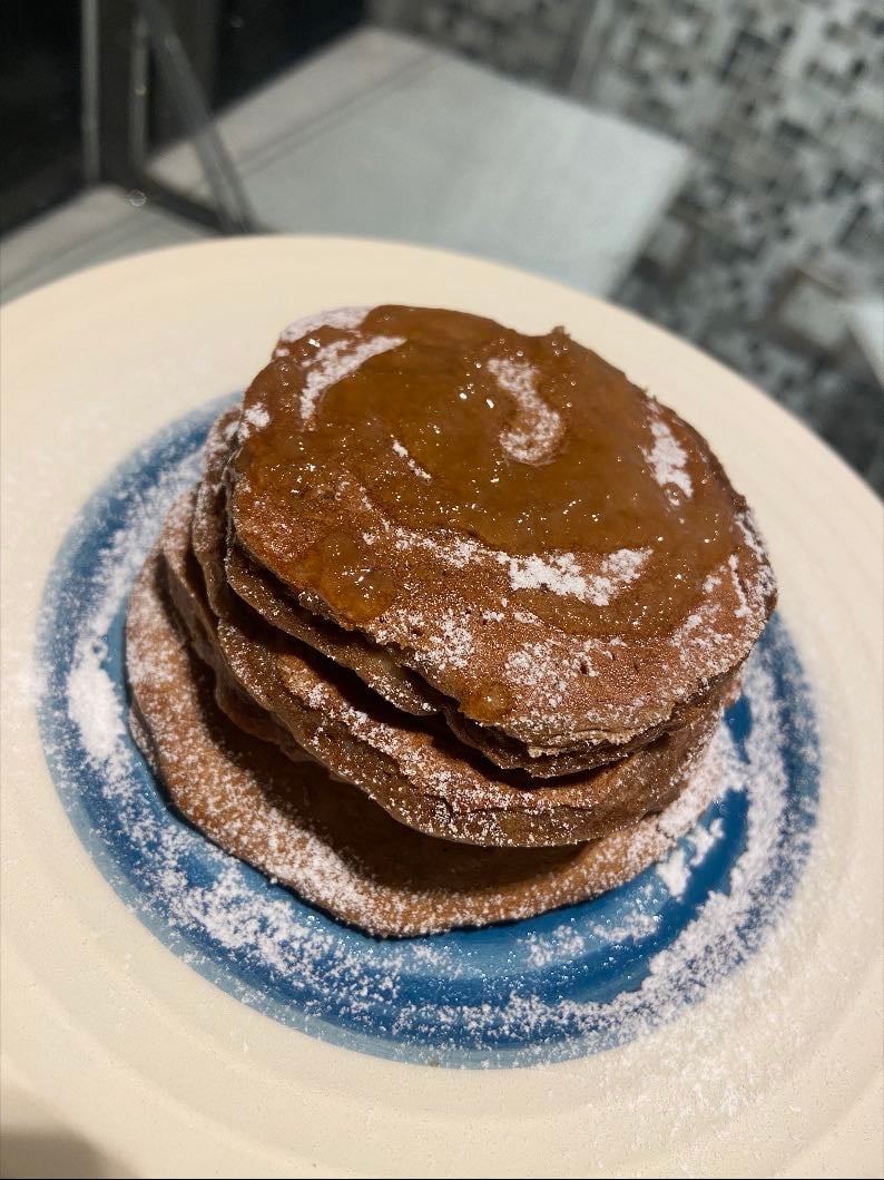 Pancake de chocolate amargo - Topping: jalea de arce o miel