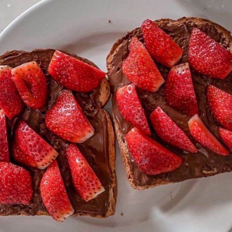 Tostadas con fresas - Tostadas con crema de avellanas y cortes de fresa (o láminas de plátano)