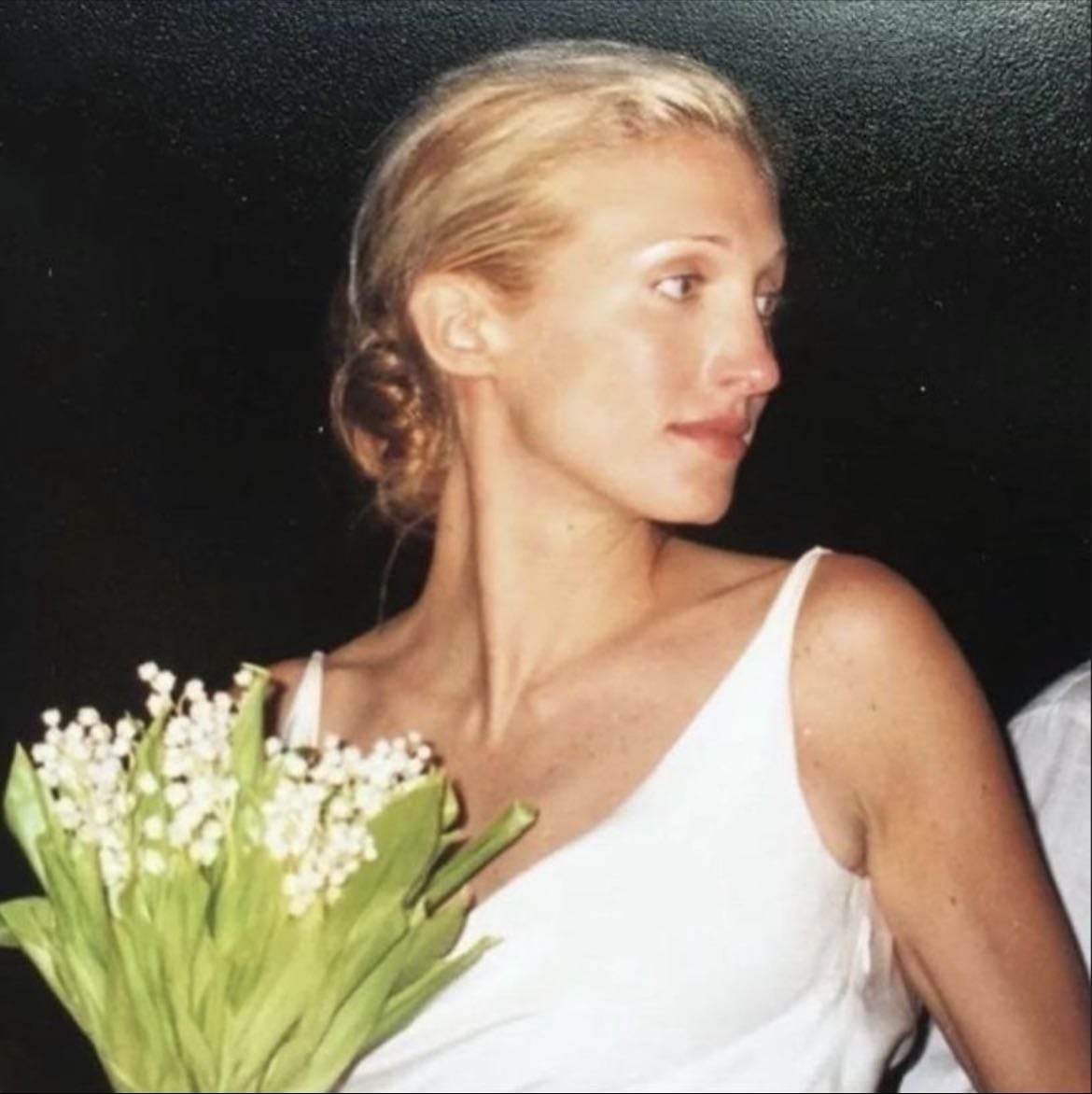 Carolyn Bessette - Carolyn was the definition of minimalist chic: few pieces, clean lines, neutral colors, and impeccable cuts.