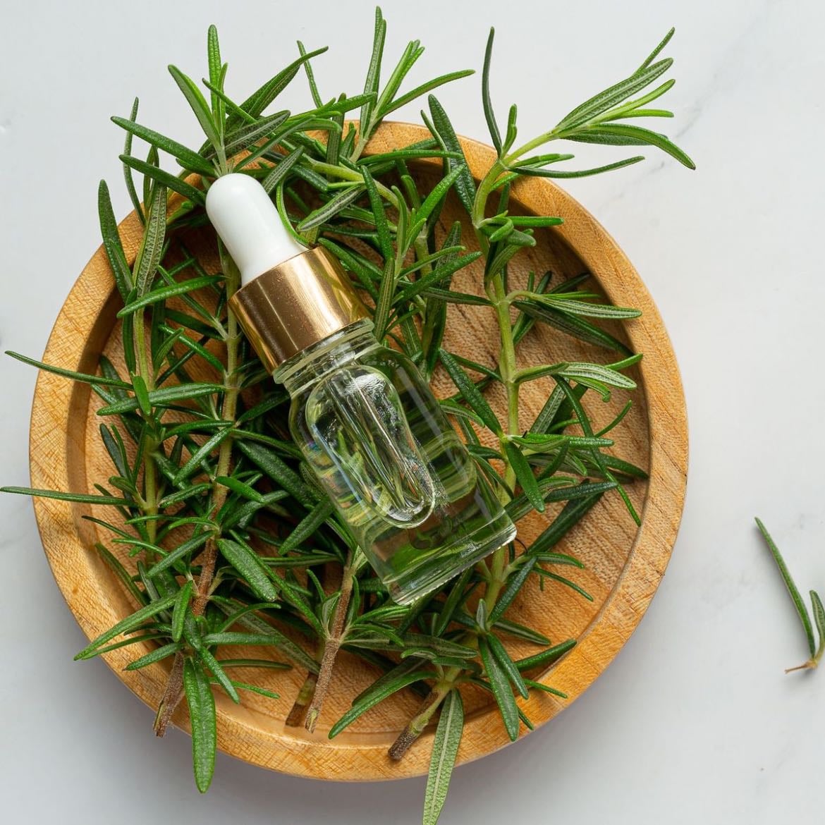 Rosemary oil - Stimulates growth, activates scalp circulation, and strengthens.
Ideal for hair loss, slow growth, and weak roots.