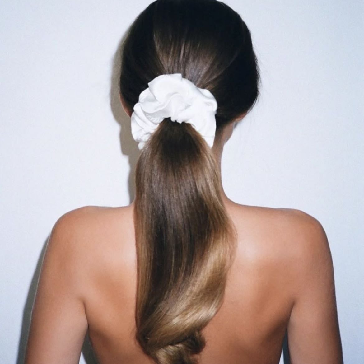 La importancia de una buena nutrición - La nutrición es fundamental para la salud capilar. Si bien los productos externos ayudan a mantener un cabello hermoso, el crecimiento de un cabello fuerte, brillante y resistente comienza desde dentro.
Christophe Robin afirma: «La salud capilar empieza en el plato. Ningún producto puede compensar una deficiencia interna».