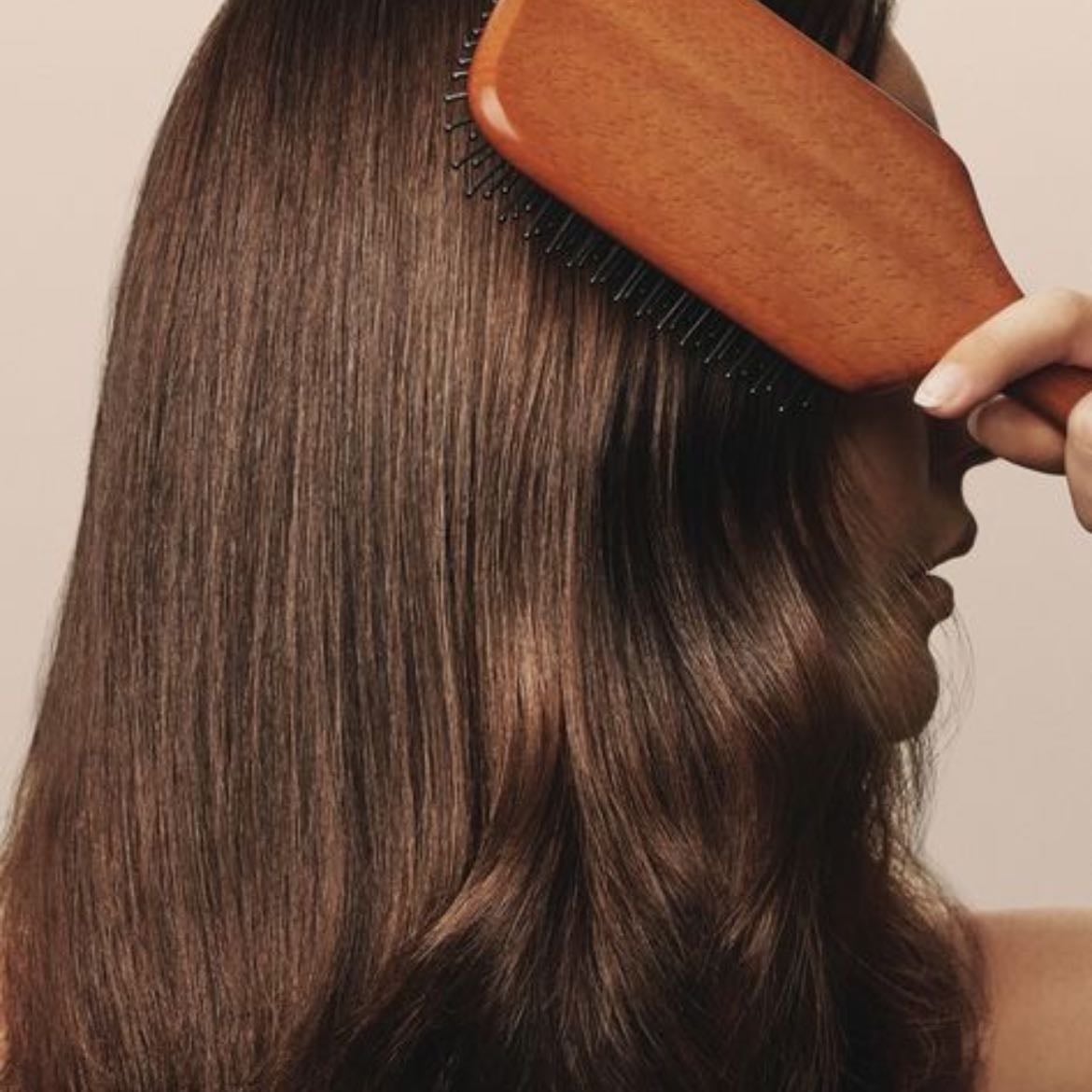 Brush your hair before washing - Brushing your hair before showering is a simple yet powerful step that has many real benefits for hair health. It's not just a cosmetic issue: it prepares your hair for washing, protects it from damage, and improves the effectiveness of products.