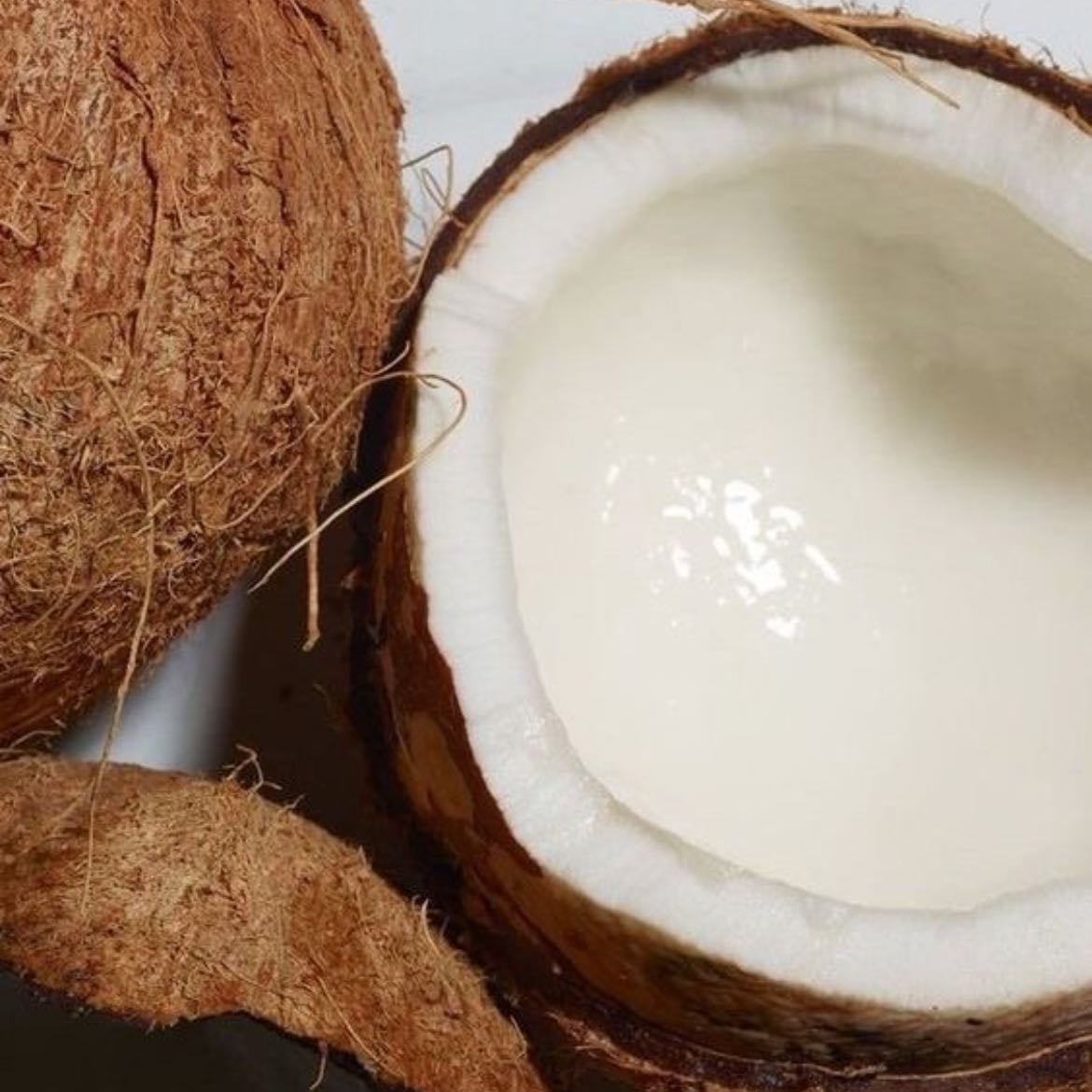 Aceite de coco - Penetra la fibra capilar, previene la pérdida de proteínas, nutre profundamente.
Ideal para cabello Cabello seco, dañado, con frizz o poroso.