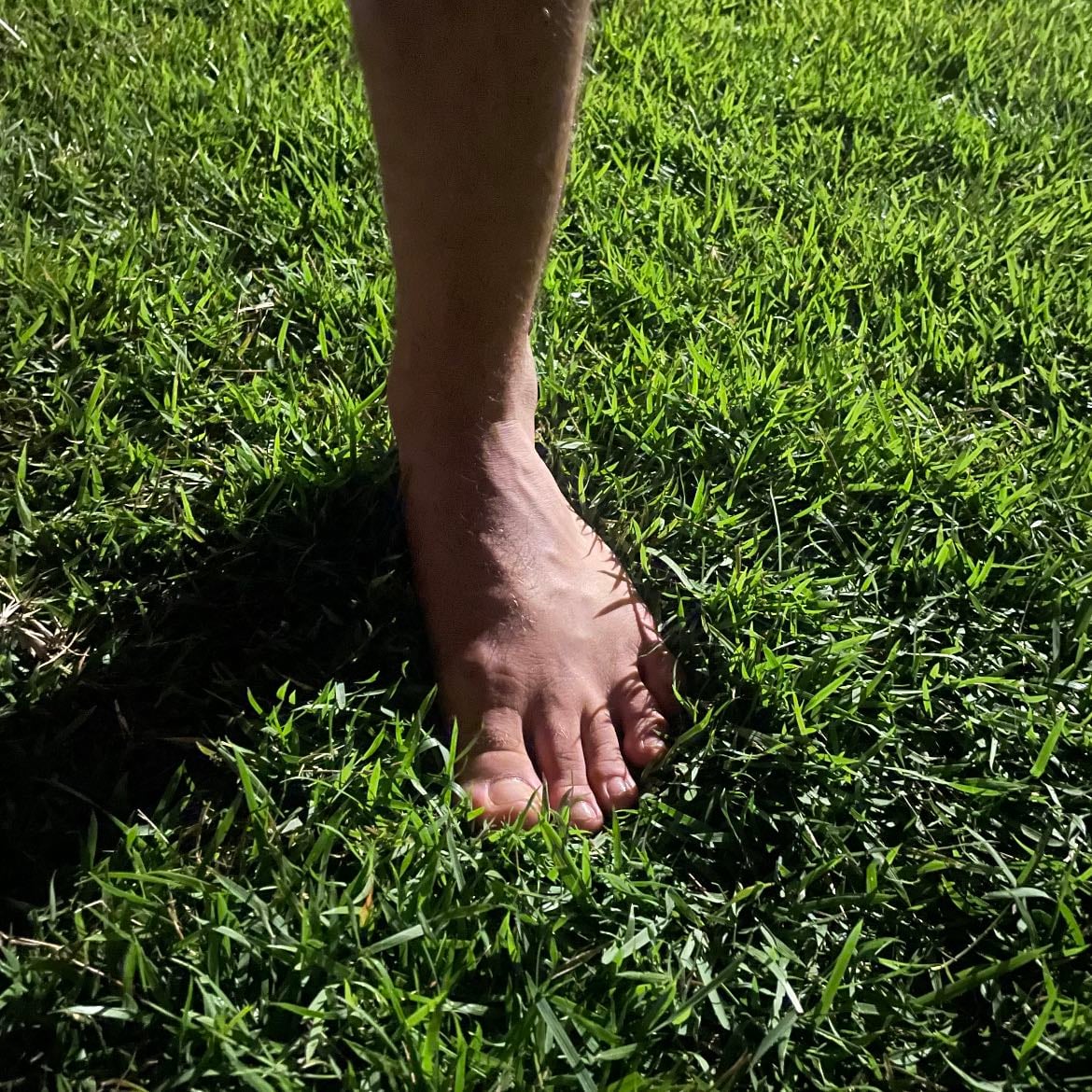 Andar descalço na grama - Nem precisa ficar andando não, só fica parado ali com os pés na grama