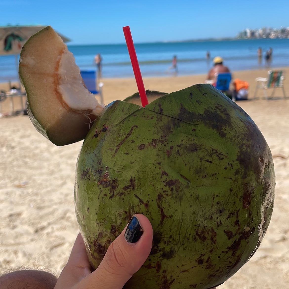 Tomar água de coco ouvindo o barulhinho do mar