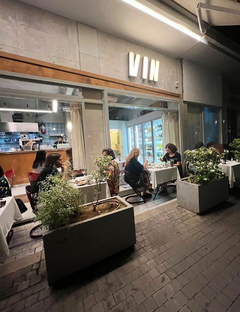 Wine is fine - Βύσσης 6, Μοναστηράκι - Διαλεγμένα κρασιά ήπιας οινοποίησης, πιάτα για τσιμπολόγημα, μακαρονάδα με τριμμένο αυγοτάραχο.