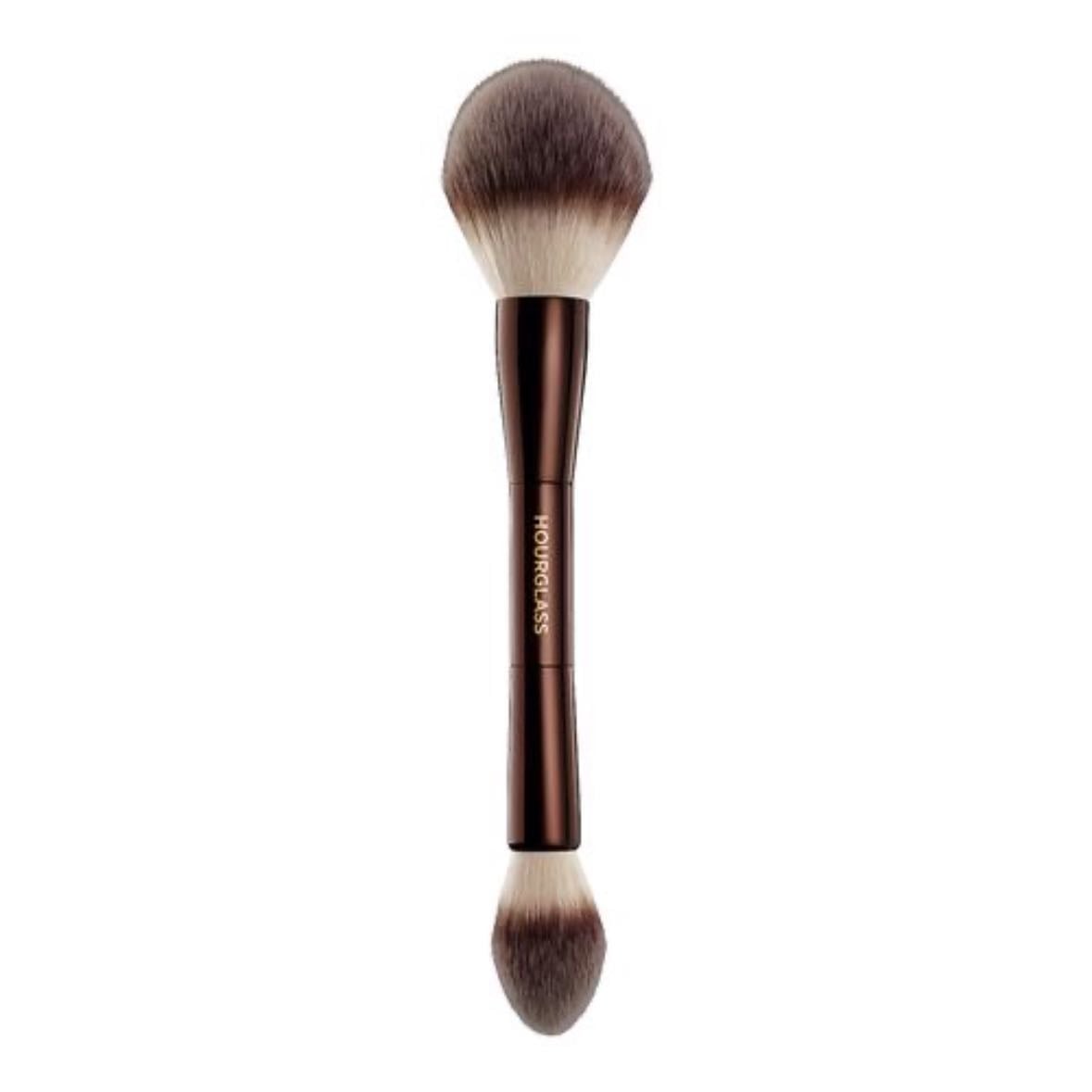 Hourglass veil powder brush - Blush, bronzer, setting powder, simplemente aplica de la forma más perfecta cualquier producto en polvo!🫶🏼