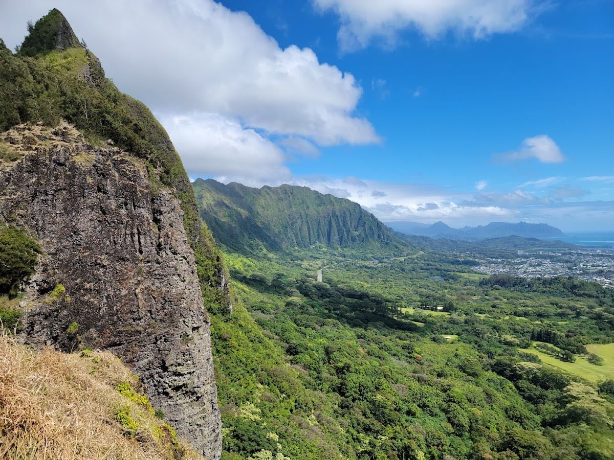 Nuʻuanu Pali Lookout - Great views of the East side of Oahu. Super windy 🌬️