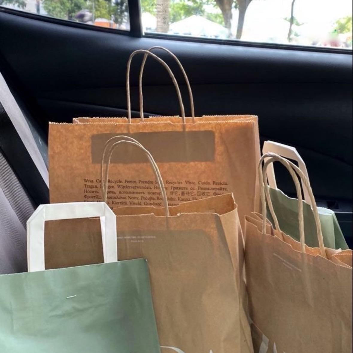 Haz compras inteligentes - No compres solo por qué está en oferta! Piensa en lo que necesitas y lo que realmente usarías, piensa que si no compras todo lo que crees bonito, en algún momento vas a encontrar algo que realmente te guste y no tendras que pensar tanto en el dinero