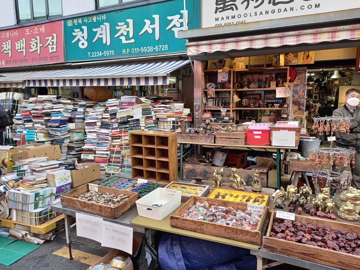 Dongmyo Flea Market - Antique market with 600+ stalls