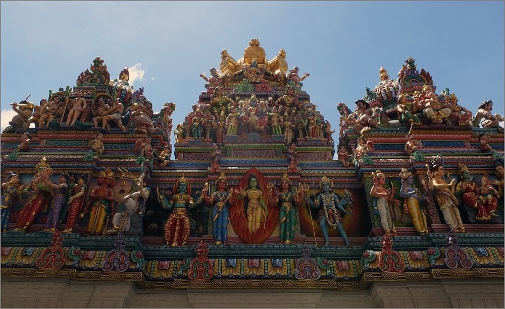 Sri Veeramakaliamman Temple - Dentro se Little India, es gratuito obligan a ir tapado pero hay telas para poder taparte