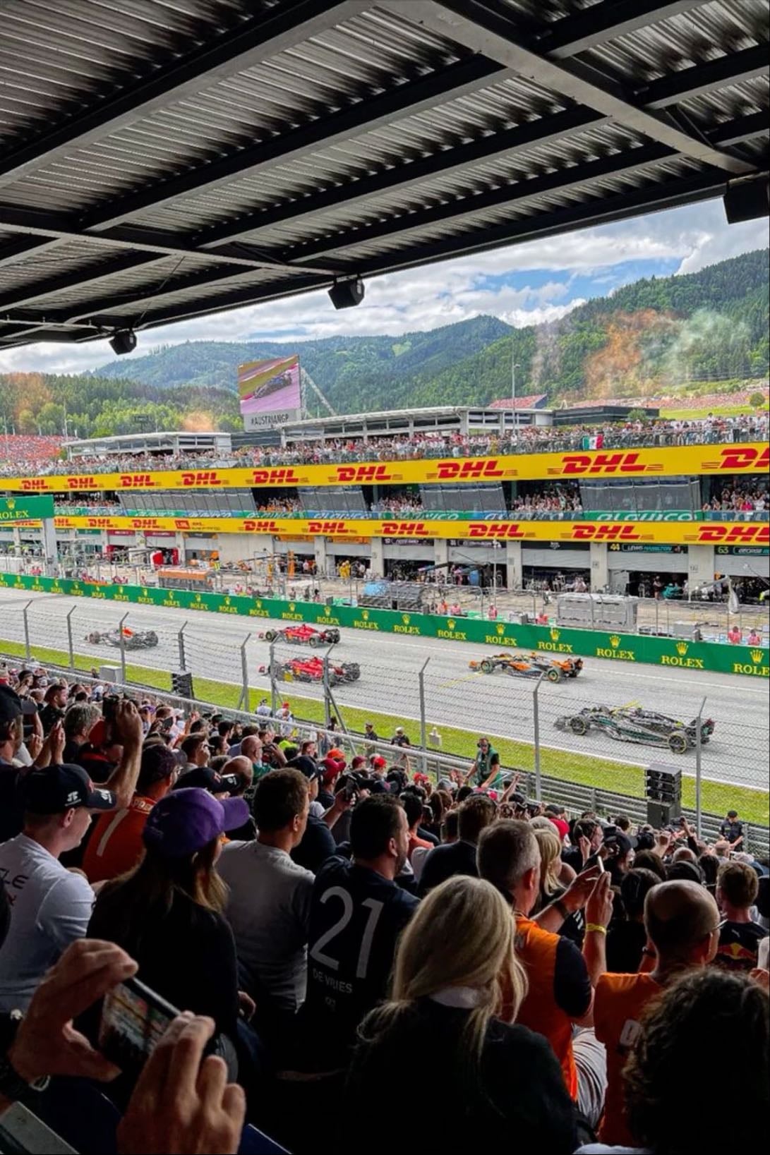 Assistir a uma corrida de fórmula 1 da arquibancada 🏁🏎️