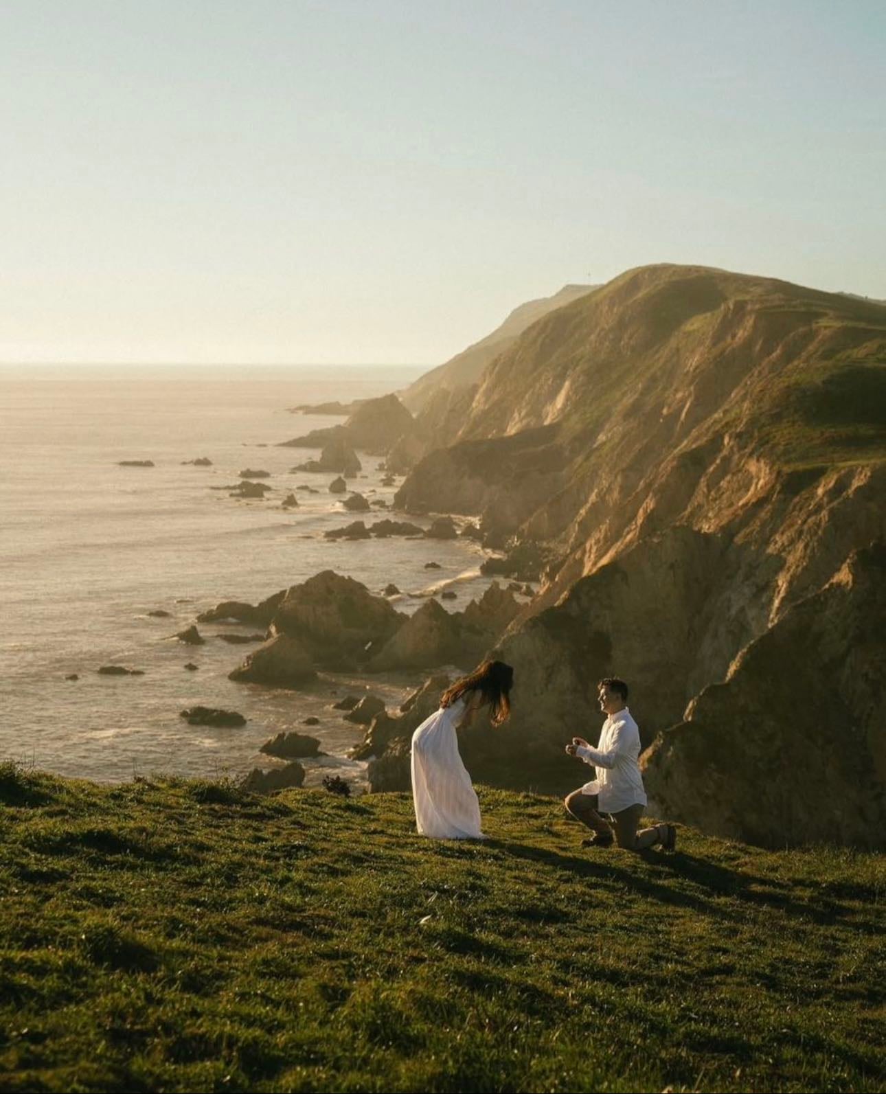 Ser pedida em casamento em um campo de flores, ao pôr do sol ou em lugares incríveis 💍