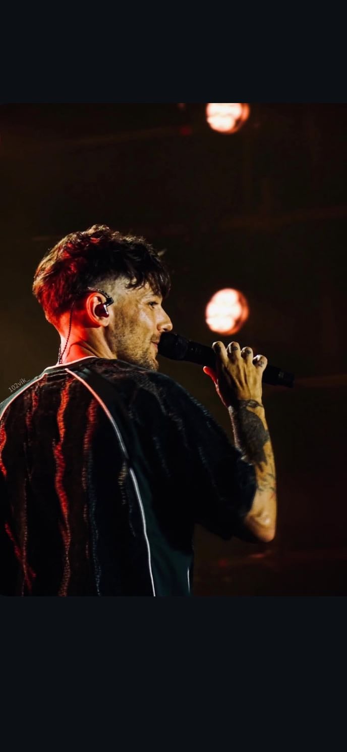 current louis - as peaky blinders louis no1 fan, i screamed and cried when he came out on stage. i then changed my lockscreen, profile pictures and saved every picture i saw of him π€