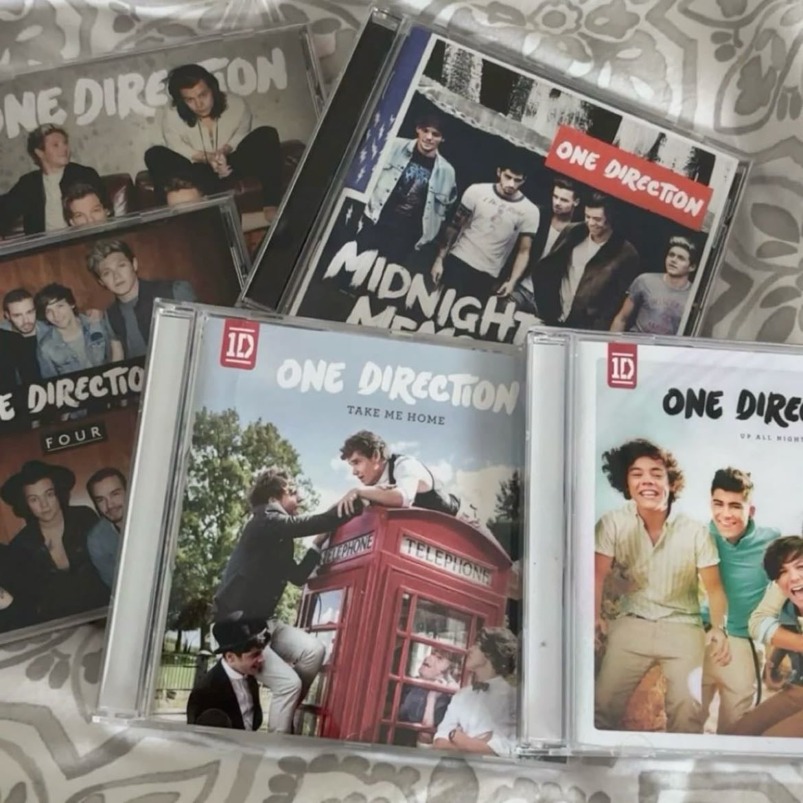 1d + solo cds - iโm pretty much done with my 1d collection of cds, all i need now is nialls live album and the hbw5 cd!