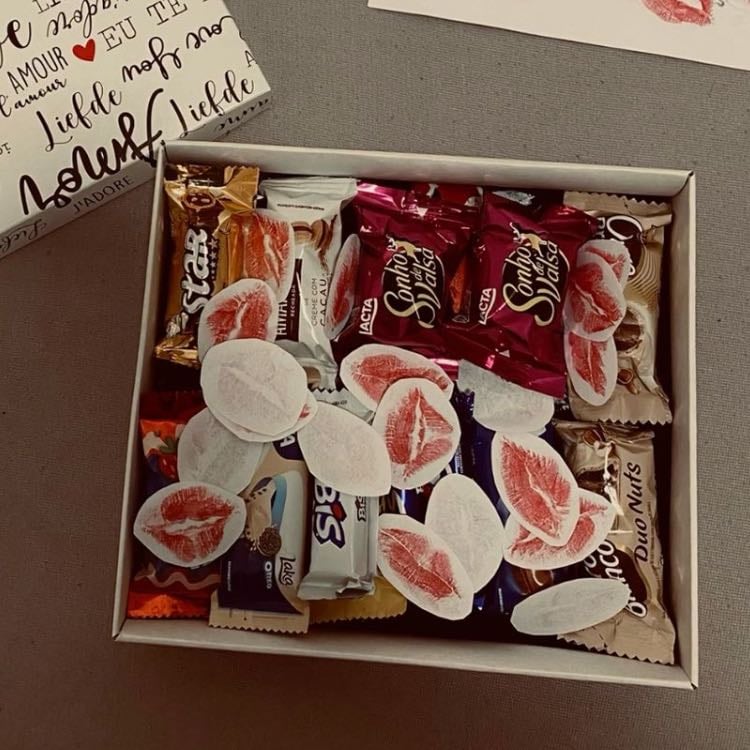 box with alfajores y kisses