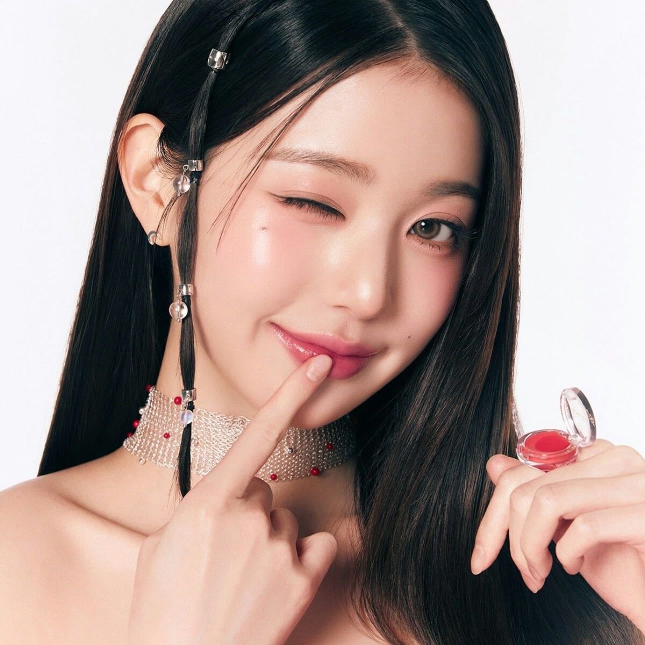wonyoung - Su imagen es como de princesa moderna: siempre impecable, elegante y con un aire sofisticado. Embajadora de Miu Miu y trendsetter de looks virales.