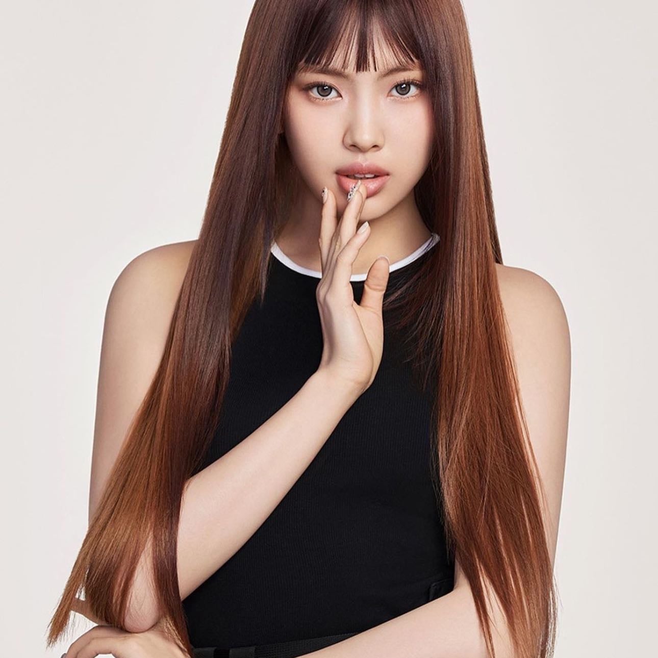 hyein - La más joven, pero ya juega en las grandes ligas con Louis Vuitton. Su estilo es una mezcla perfecta entre el Y2K y lo minimalista, con un toque effortless que la hace destacar en la moda actual.