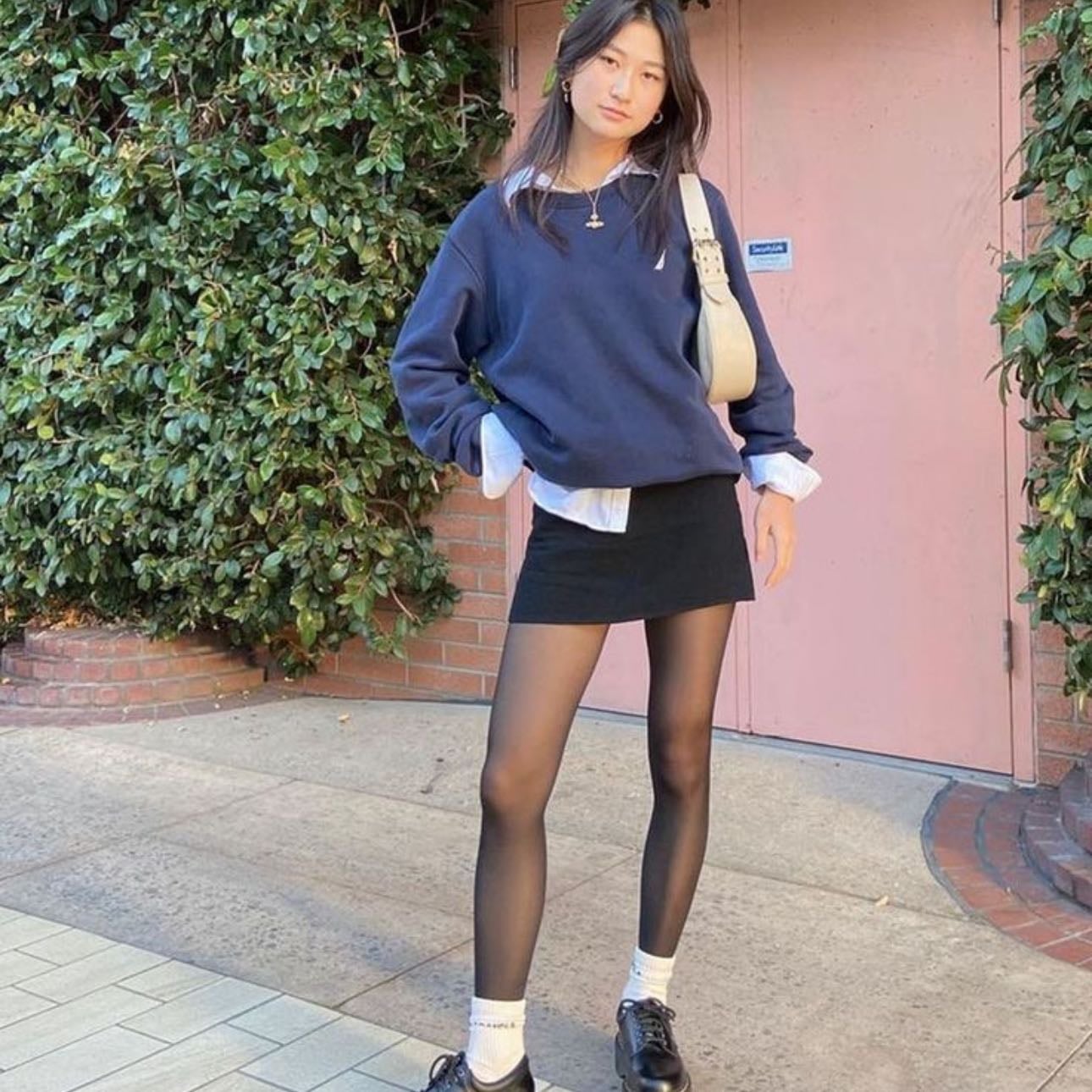black mini skirt + crew neck - Con o sin medias estos looks me gustan un montón, sobre todo para las girlies que van a oficina