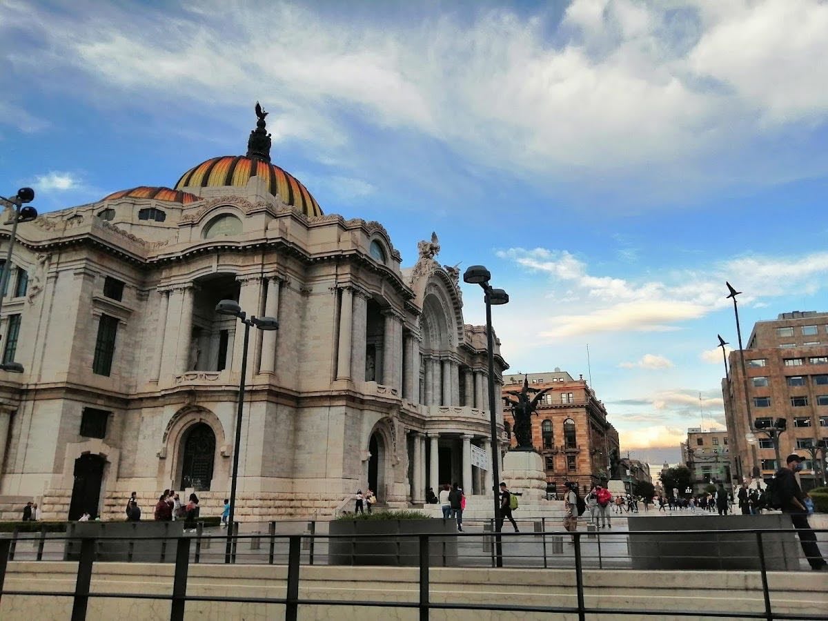 Bellas Artes - El precio varía según la exposición, a mi me a costado la entrada desde 90 pesos.
Te explican quién hizo el mural de cada parte del lugar y hay una sala para cada autor