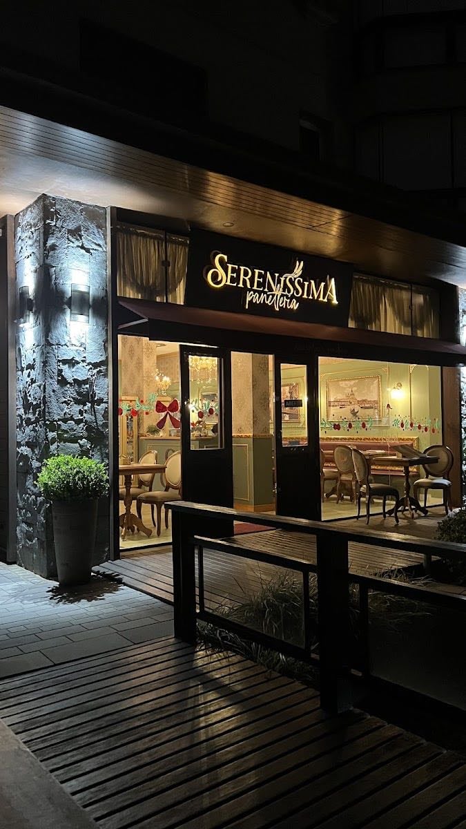 Sereníssima Panetteria - Considerada a melhor padaria de Gramado, a decoração, charmosa e delicada, remete à cultura italiana e traz aconchego para os clientes. Horário de funcionamento: 8h30-21h