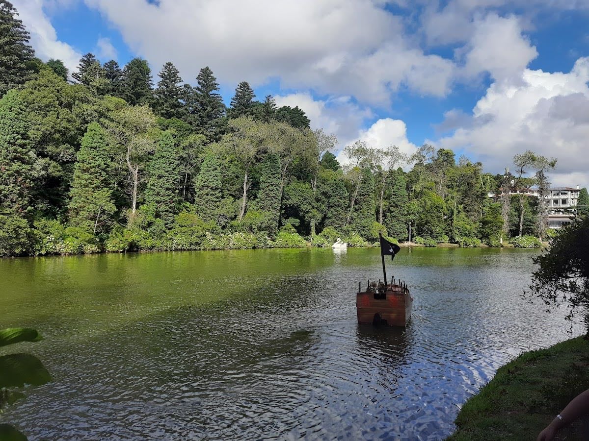 Lago Negro - um dos cartões-postais da cidade. Ideal para fotos com o lago ao fundo e pedalinhos.
