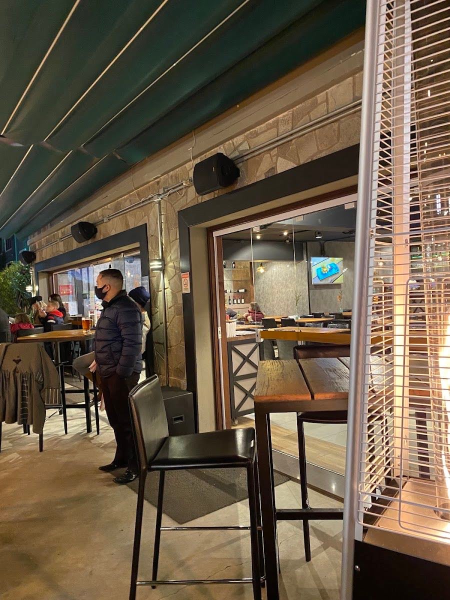 Black Lake Restobar - ao lado do Lago Negro, com ambiente moderno e vista para a natureza.