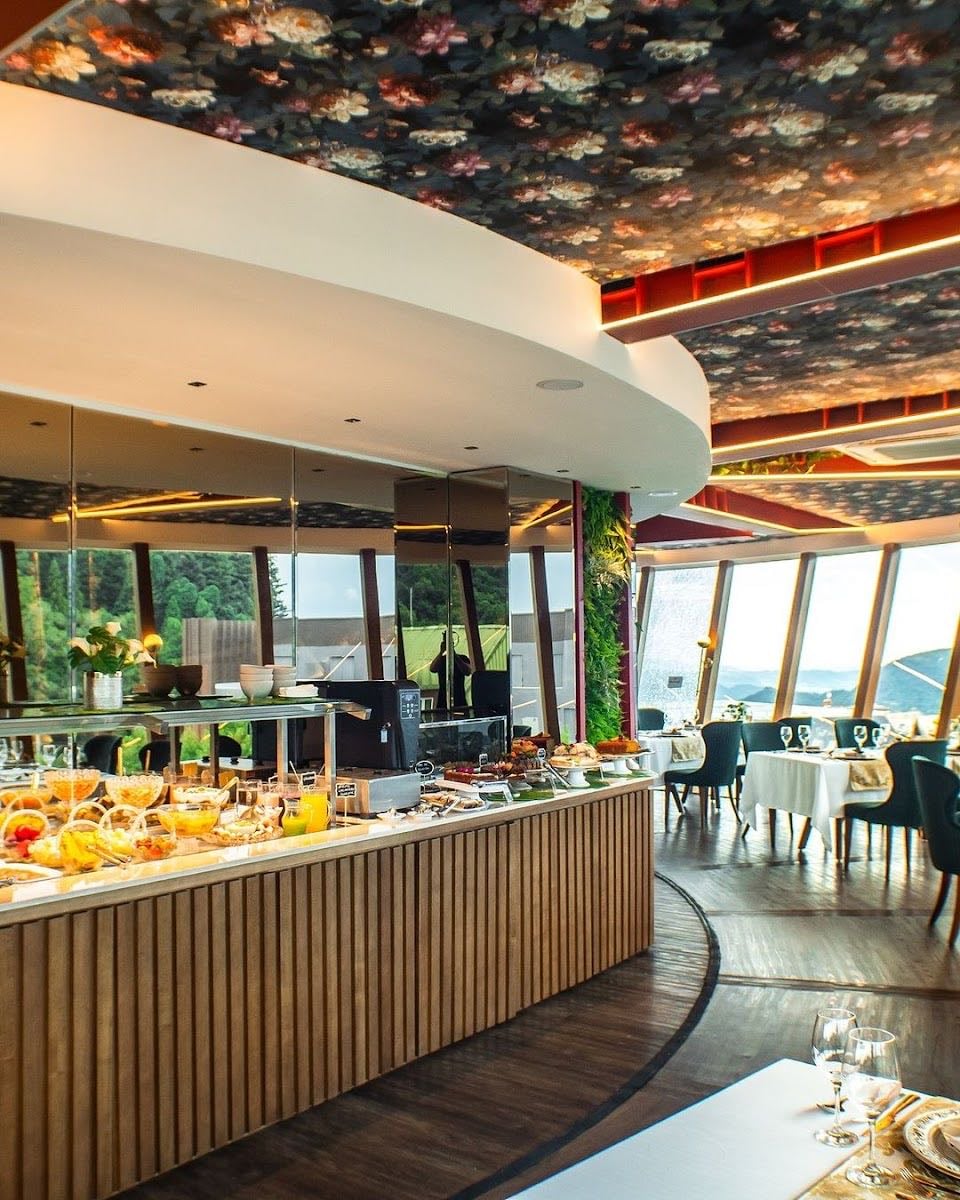 HOTEL RF VISION restaurante giratorio - A torre do Rf Vision possui 30m de altura e a vista 360° para o Vale do Quilombo, em Gramado. O tempo médio para fazer a rotação completa é de 1h30min