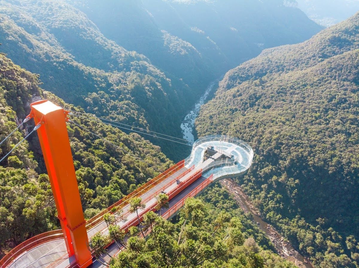 Skyglass Canela - Uma das maiores plataformas de vidro do mundo, que avança 35m adentro do Vale da Ferradura, e fica suspensa por cabos de aço a 360m de altura do Rio Caí. Entre e fique o tempo que você quiser apreciando a paisagem.
