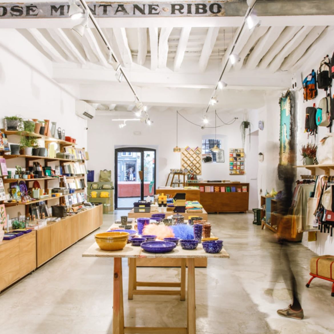 chandal - cutest place i ever seen. tienen diferentes cosas como platos, velas, cámaras (¡revelan fotos también!) y hasta jellycats. 🤭