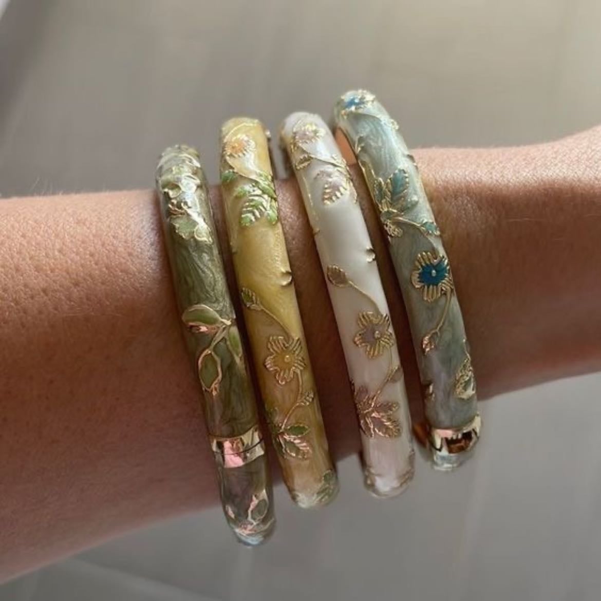 Bangles - Los florales o con cloisonné que te aparecen en pinterest me parecen un must total.