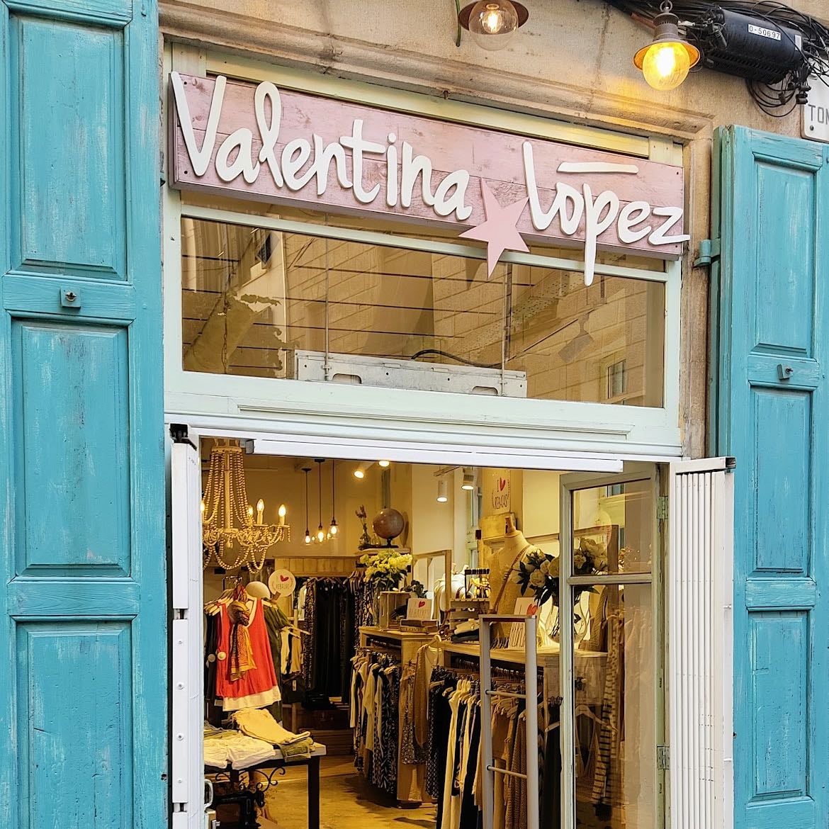 valentina lopez - ¡tienda de ropa super chula! ambiente super bonito y el señor que nos atendió fue muy amable. 💗