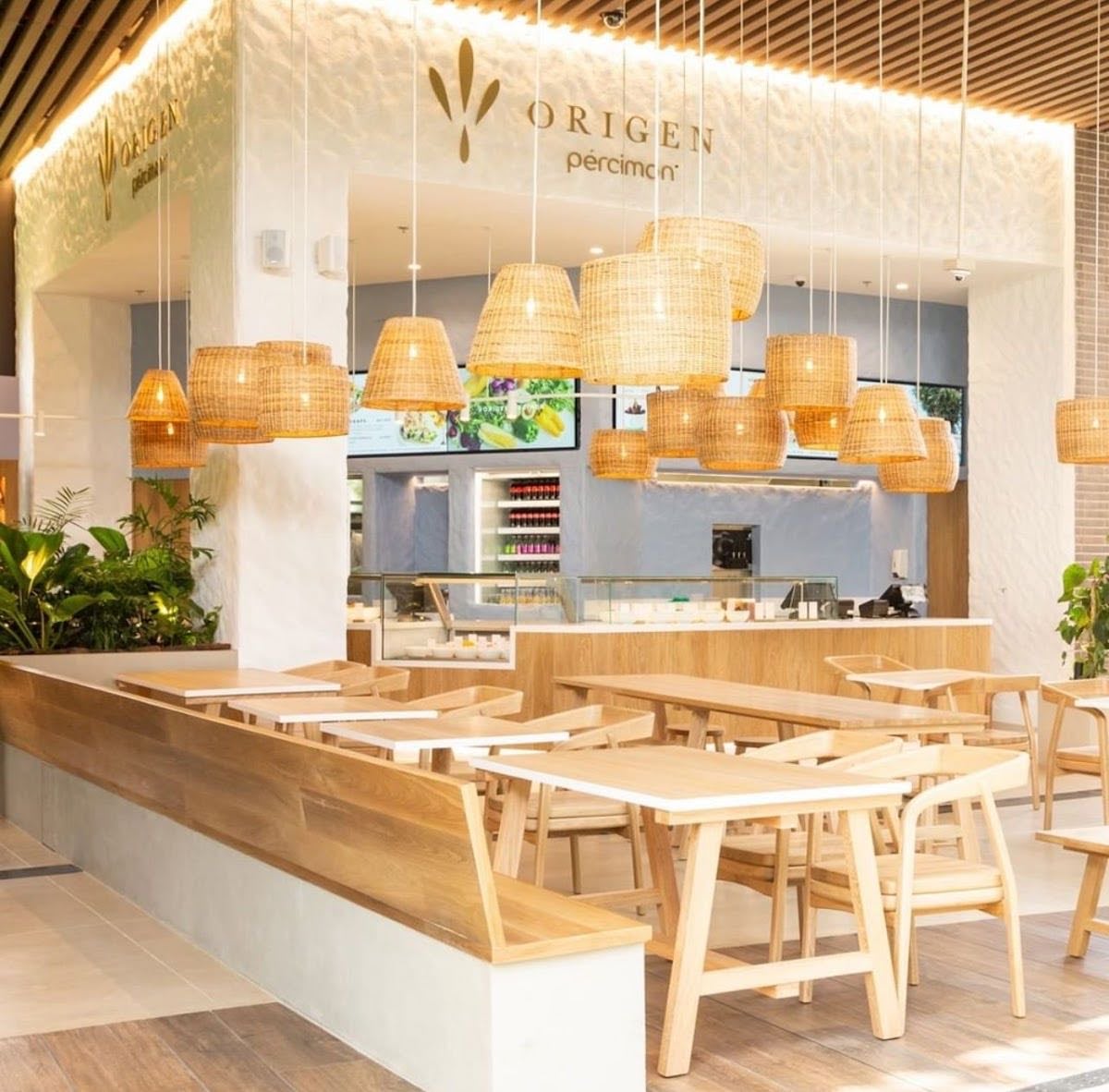 Pércimon, Amsterdam Plaza