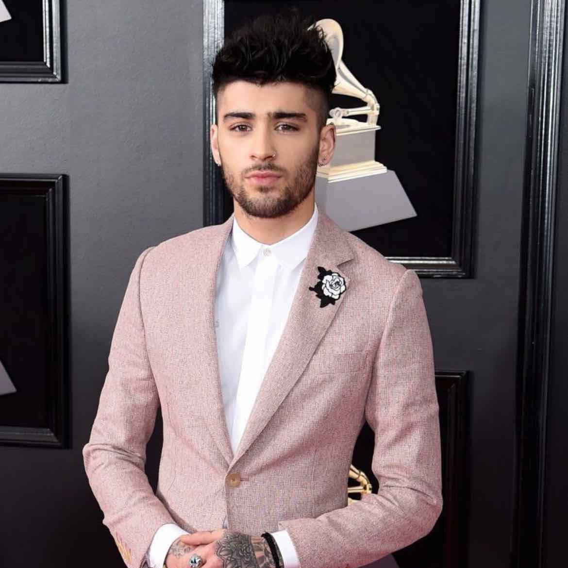 Pink tuxedo zayn - I know itβs not an era but itβs my favorite look of him bcs he looks GORGEOUS and his hair is justπ