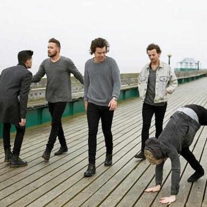1D Behind the scenes - Watching there music videos from behind the scenes