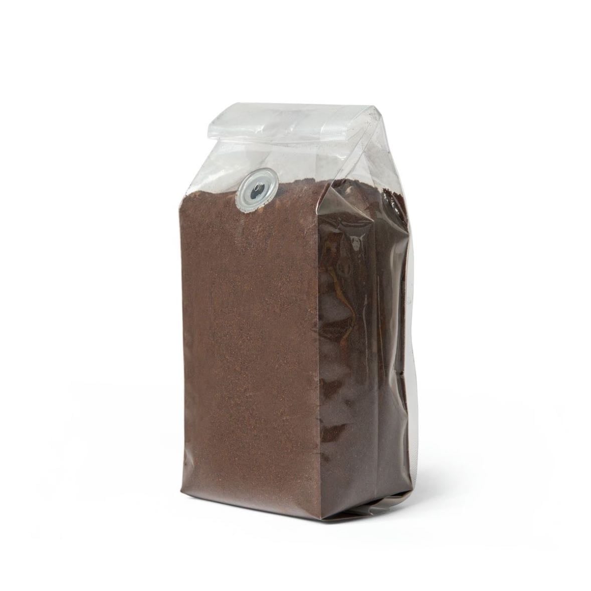 cafe molido - parte importante es tener un buen cafe molido de calidad o también se recomienda mucho un cafe en grano ya que no se oxida tan facil, pero se necesitaria de otro material para hacerlo molido, no se recomienda sacarlo de su empaque sellado para ponerlo en otro recipiente se perdera todas sus propiedades y sabores,a la hora de ponerlo en la extractora de cafe no se tiene que precionar, solo se lo pone casi con un centímetro antes de llenar por completo la boca, ya que se expande, una vez montada la cafetera se lo pone afuego, no tiene que ser por mas de 3m, ya que se puede quemar el cafe y darnos una extracción con un sabor no tan agradable y dificil de enmascar, por lo general tendria que salir a los poco segundos de poner la cafetera, también se recomienda un fuego bajo que no sea mas grande que la cafetera italiana